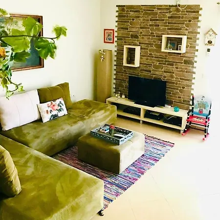 The Place Apartments, Qerret